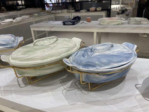 Farfurie din ceramică marmorată: un amestec perfect de artă și practicitate pe masa de sufragerie